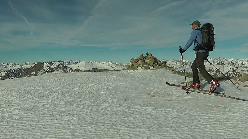 2856m : Sommet de Sanguinière avec les Ecrins en A/R plan