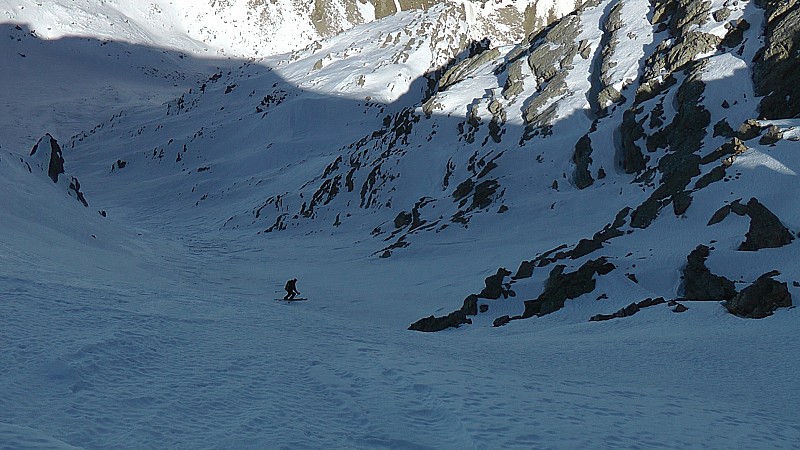 2700m : neige tassée correcte plus bas dans le couloir,