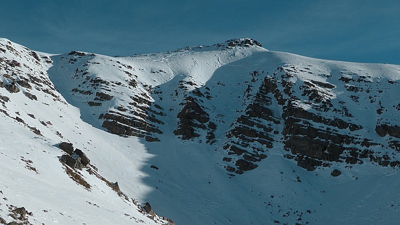 2500m : les 3 couloirs SW de Sanguinerette semblent passer  mais en neige dure sauf celui de droite en meilleur état