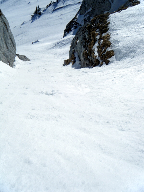 #1 couloir 1900 : le premier couloir a 1900 est bien rempli de neige couloir 1900 : le premier couloir a 1900 est bien rempli de neige