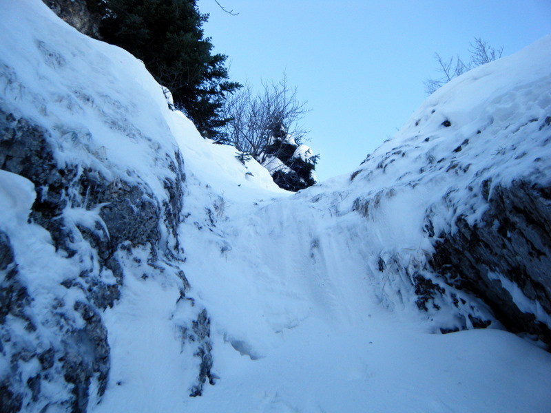 #4 ressaut canyon 1600 : le petit ressaut etroit a franchir. ca doit faire 1metre a sauter environ ressaut canyon 1600 : le petit ressaut etroit a franchir. ca doit faire 1metre a sauter environ