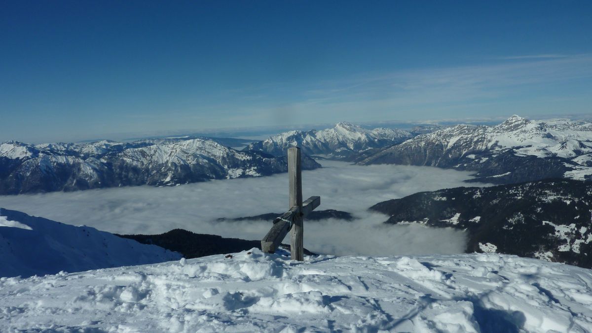 Mer de nuages : au dessus de la crasse, la Tournette et le Charvin entre autres