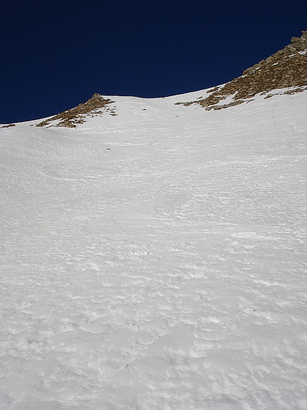 #2 milieu du couloir SE : passe sans accrocher qq pierres affleurent milieu du couloir SE : passe sans accrocher qq pierres affleurent