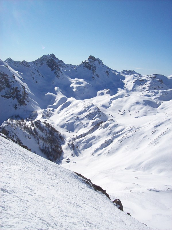 #1 En montant dans la face W : De gauche à droite: Pic du Cros, Béal Traversier, col de la Rousse, Pic de Balart, col du Néal. En bas les chalets de l En montant dans la face W : De gauche à droite: Pic du Cros, Béal Traversier, col de la Rousse, Pic de Balart, col du Néal. En bas les chalets de l'Eychaillon et de Clapeyto.