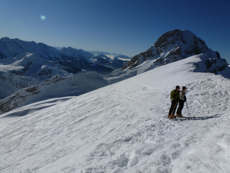 Clément et Sandrine au sommet : avec la Pointe Blanche en toile de fond