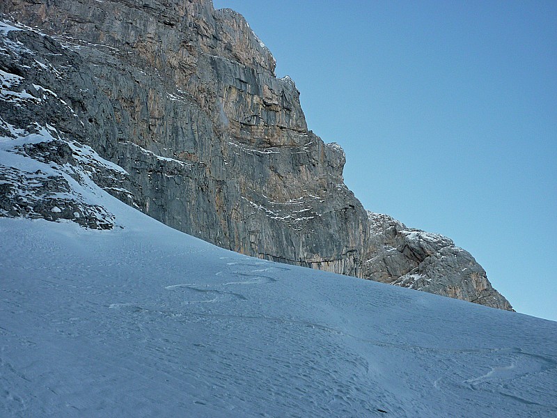 #4 Grand Bargy : Le sommet du couloir : bonne poudre : la rampe d Grand Bargy : Le sommet du couloir : bonne poudre : la rampe d'accès se découvre au dernier moment en allant buter sur les rochers du bastion sommital