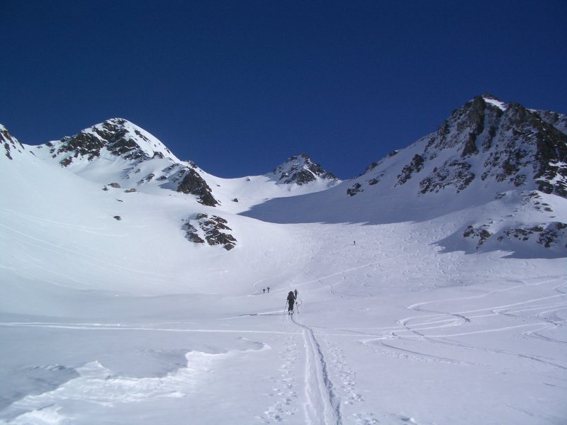 #5 Le fond de la combe du Merlet : en face le Col de la Lavoire, à gauche le Gros Rocher Le fond de la combe du Merlet : en face le Col de la Lavoire, à gauche le Gros Rocher