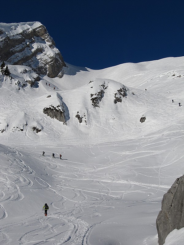 #1 Sous la pte de Balafrasse : Le soleil a attiré bon nombre de skieurs. Sous la pte de Balafrasse : Le soleil a attiré bon nombre de skieurs.