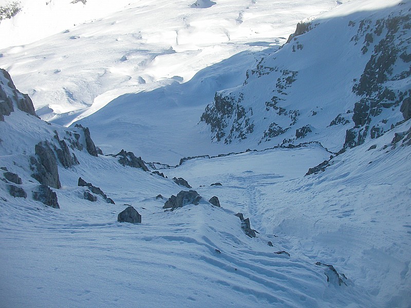 #3 Le couloir et la goulotte : Le couloir avec la goulotte au milieu et le champ de neige suspendu Le couloir et la goulotte : Le couloir avec la goulotte au milieu et le champ de neige suspendu