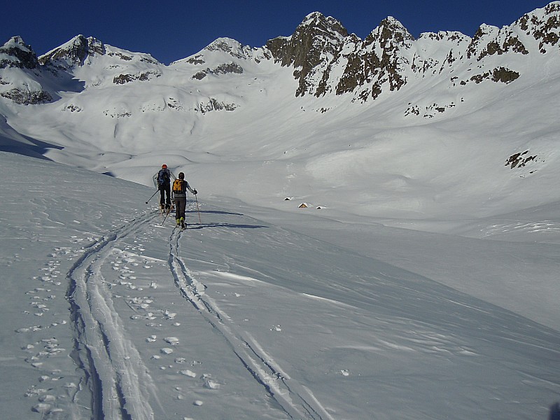 #1 vers les chalets du bacheux : Chalets enfouis à droite, avec la masse rocheuse du pic du Frêne au dessus. Pas du frêne dans l vers les chalets du bacheux : Chalets enfouis à droite, avec la masse rocheuse du pic du Frêne au dessus. Pas du frêne dans l'axe de mes 2 coéquipiers.