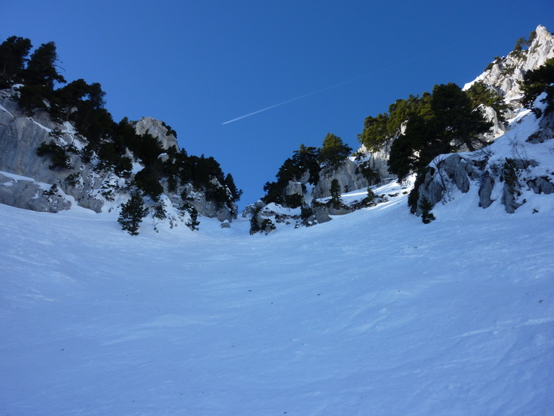 #25 Couloir en virgule : Vue du couloir depuis le bas avec les falaises au fond. Couloir en virgule : Vue du couloir depuis le bas avec les falaises au fond.