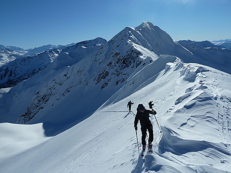 #3 Pic de la Vache Rouge : Arrivée sur la crête avec la Grande Journée en toile de fond. Pic de la Vache Rouge : Arrivée sur la crête avec la Grande Journée en toile de fond.