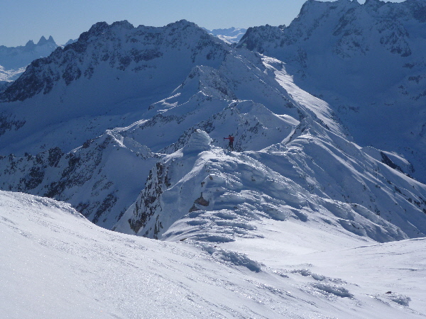 #8 Sommet secondaire bien gelé : Jim qui arrive du couloir Sud au sommet secondaire. Magnifque panorama. Sommet secondaire bien gelé : Jim qui arrive du couloir Sud au sommet secondaire. Magnifque panorama.