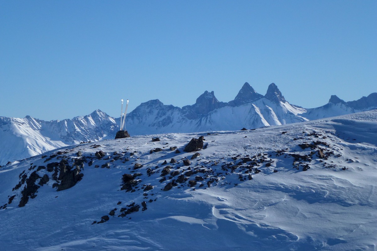 Sommet 2727 m : Le cairn sommital : skis + piolet !