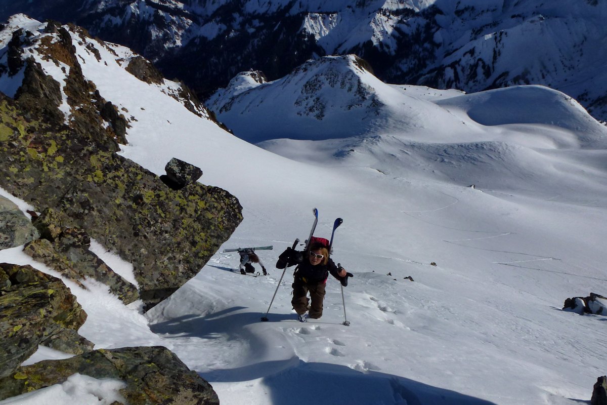 #7 Vers 2400 m quelques plaques : Pour plus de sécurité, nouvelle partie de crampons le long de la crête mixte. Vers 2400 m quelques plaques : Pour plus de sécurité, nouvelle partie de crampons le long de la crête mixte.