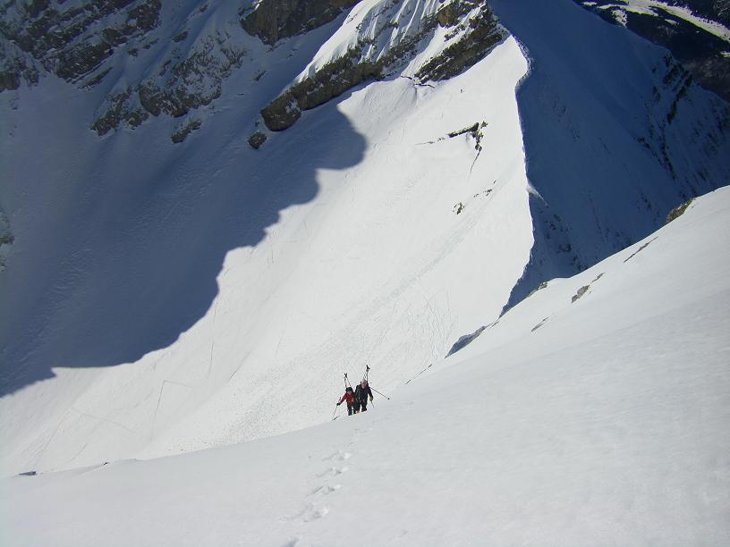 #7 Face ouest de pointe Blanche. : Escalier dans la pente de neige. Face ouest de pointe Blanche. : Escalier dans la pente de neige.