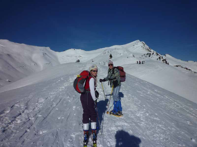 #3 MAGALI : Claire et Magali au dessus des chalets après une pause bien méritée MAGALI : Claire et Magali au dessus des chalets après une pause bien méritée