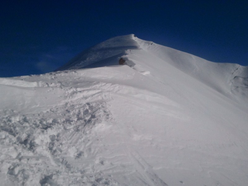 #1 Dernière arête : Explosion de soleil et neige blanche sous ciel bleu foncé Dernière arête : Explosion de soleil et neige blanche sous ciel bleu foncé