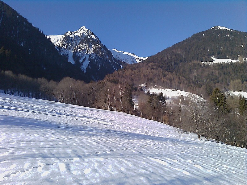 #1 départ : champ de neige derrière la maison, et vue vers le col de l départ : champ de neige derrière la maison, et vue vers le col de l'Arc