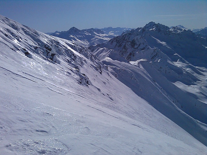 #8 face nord : sortie côté face nord, 50m en dessous du sommet : neige complètement regelée peu recommandable à skier, couteaux indispensables à la montée face nord : sortie côté face nord, 50m en dessous du sommet : neige complètement regelée peu recommandable à skier, couteaux indispensables à la montée