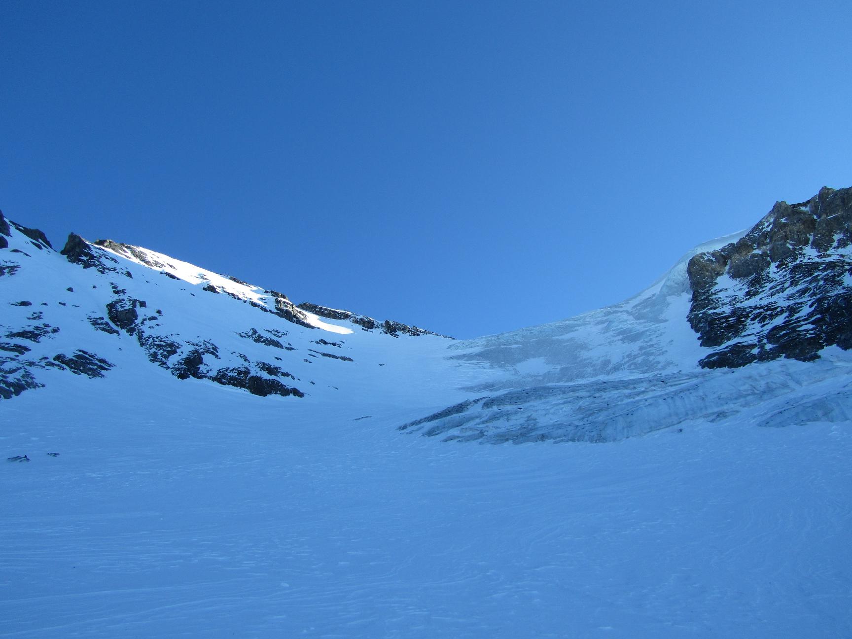 #5 Grande Casse : La pente raide avant le Col des Grands Couloirs. Grosse bavant avec les ski sur le dos mais pas de crevasse, bonne neige très stable Grande Casse : La pente raide avant le Col des Grands Couloirs. Grosse bavant avec les ski sur le dos mais pas de crevasse, bonne neige très stable