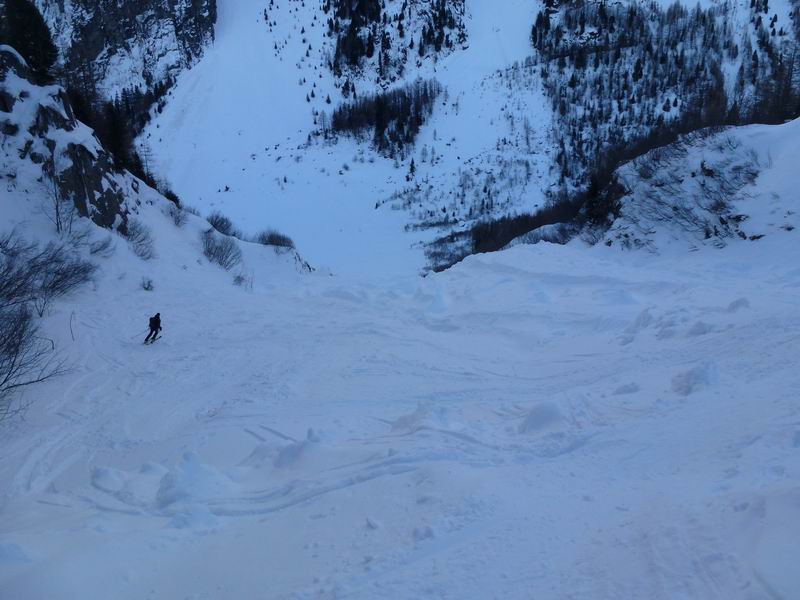 #12 Aiguille du Tour : Dans le couloir en dessous des 2000 m
pas top le ski là dedans ! Aiguille du Tour : Dans le couloir en dessous des 2000 m
pas top le ski là dedans !
