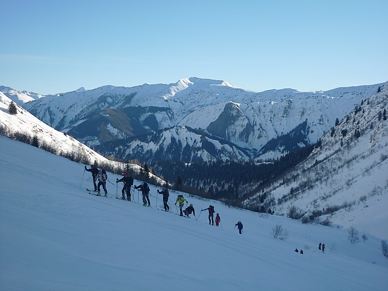 le paysage s'ouvre... : les avalanches sont derrieres nous et le rythme est pris.