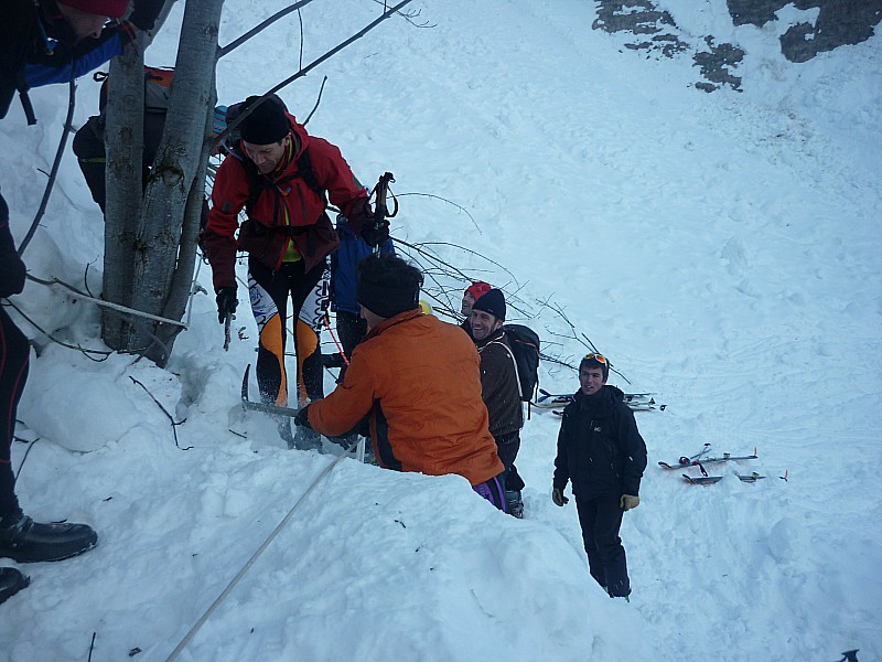 premiére avalanche : premier ecueil de la journée, le passage de l'avalanche. Jardinage au piolet obligatoire !!!