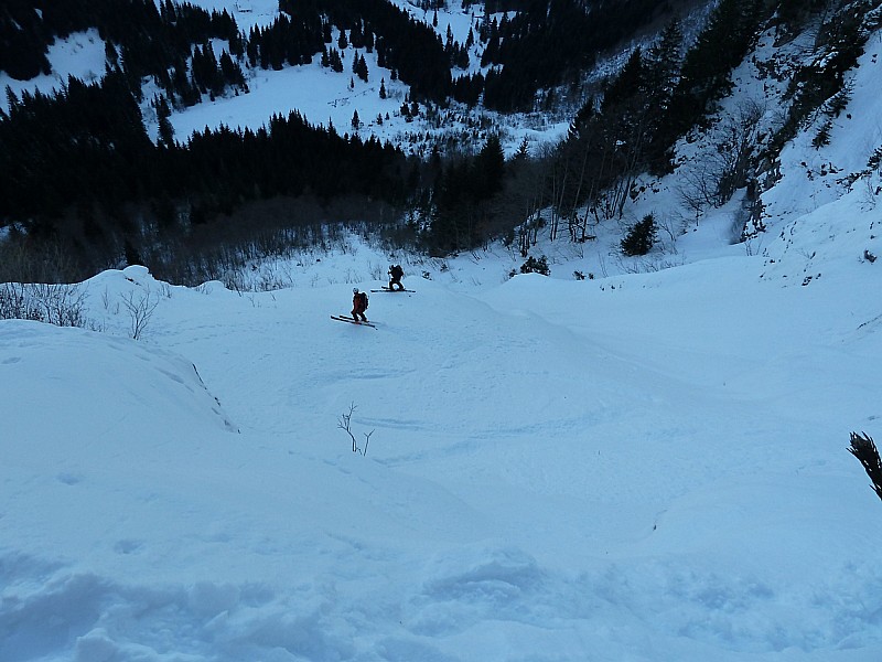 #11 Sortie du rappel, encore de belle pente et le cône d Sortie du rappel, encore de belle pente et le cône d'avalanche.