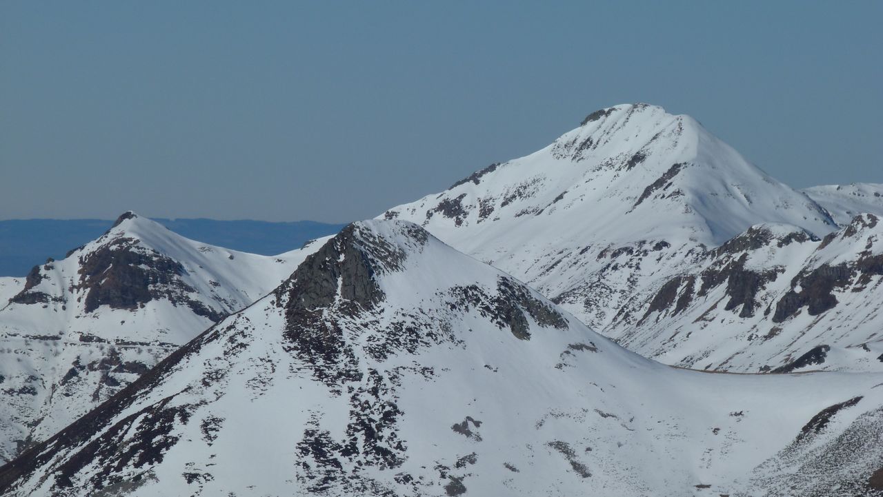 3 sommets aériens : Le Puy Griou au premier plan, Roche Noire et le Puy Mary au loin