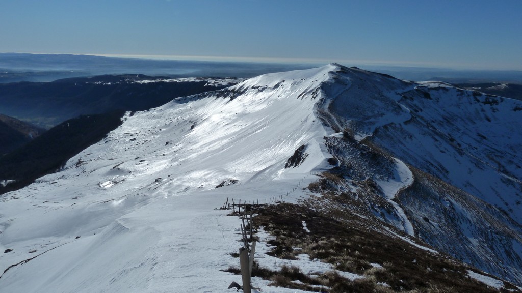 Crête vers le Puy de la Cède : Plus de neige côté sud que côté nord!