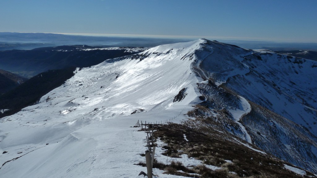 #6 Crête vers le Puy de la Cède : Plus de neige côté sud que côté nord! Crête vers le Puy de la Cède : Plus de neige côté sud que côté nord!