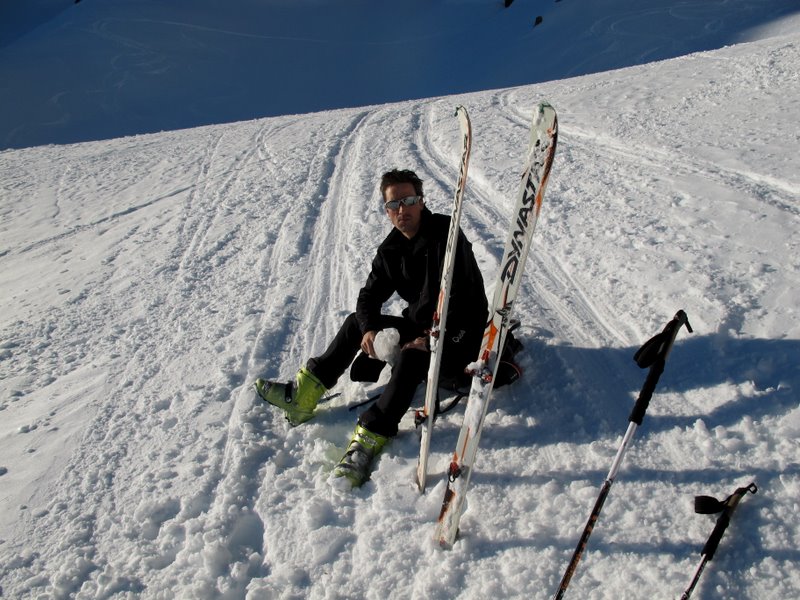 #17 Photo des 4000 : Jeroen assis en plein milieu d Photo des 4000 : Jeroen assis en plein milieu d'une trace de montée, soit il savoure son 4000 de D+, soit il est cuit !