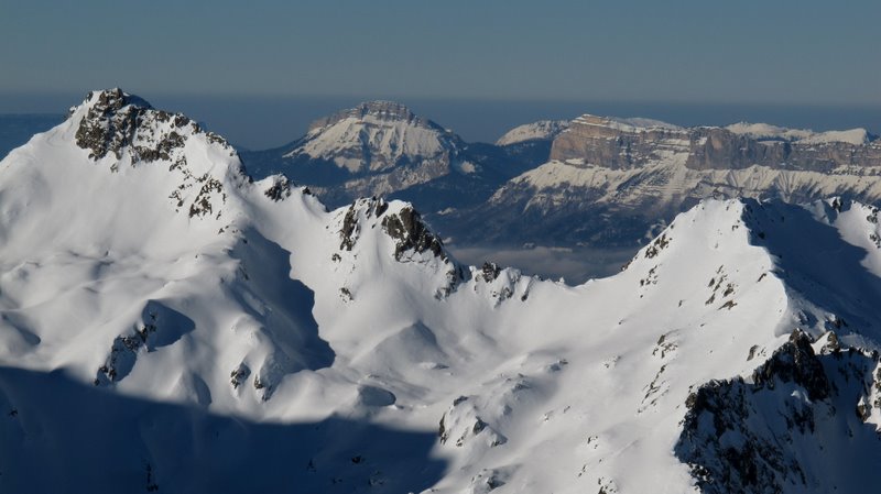 #7 Pic Sud du Merlet : Fenêtre sur la Chartreuse ; on devine les pistes de St Hilaire Pic Sud du Merlet : Fenêtre sur la Chartreuse ; on devine les pistes de St Hilaire