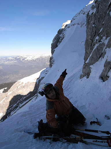 La Tour face N : La rampe est skiée, maintenant, on remet les skis sur le sac, pour remonter un petit couloir, qui nous ramene à la base du sommet, pour le skier en A/R avant de poursuivre