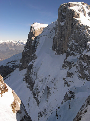 La Tour face N : De la sortie à la brèche, on voit bien la belle rampe et la minuscule echarppe, par laquelle nous allons descendre