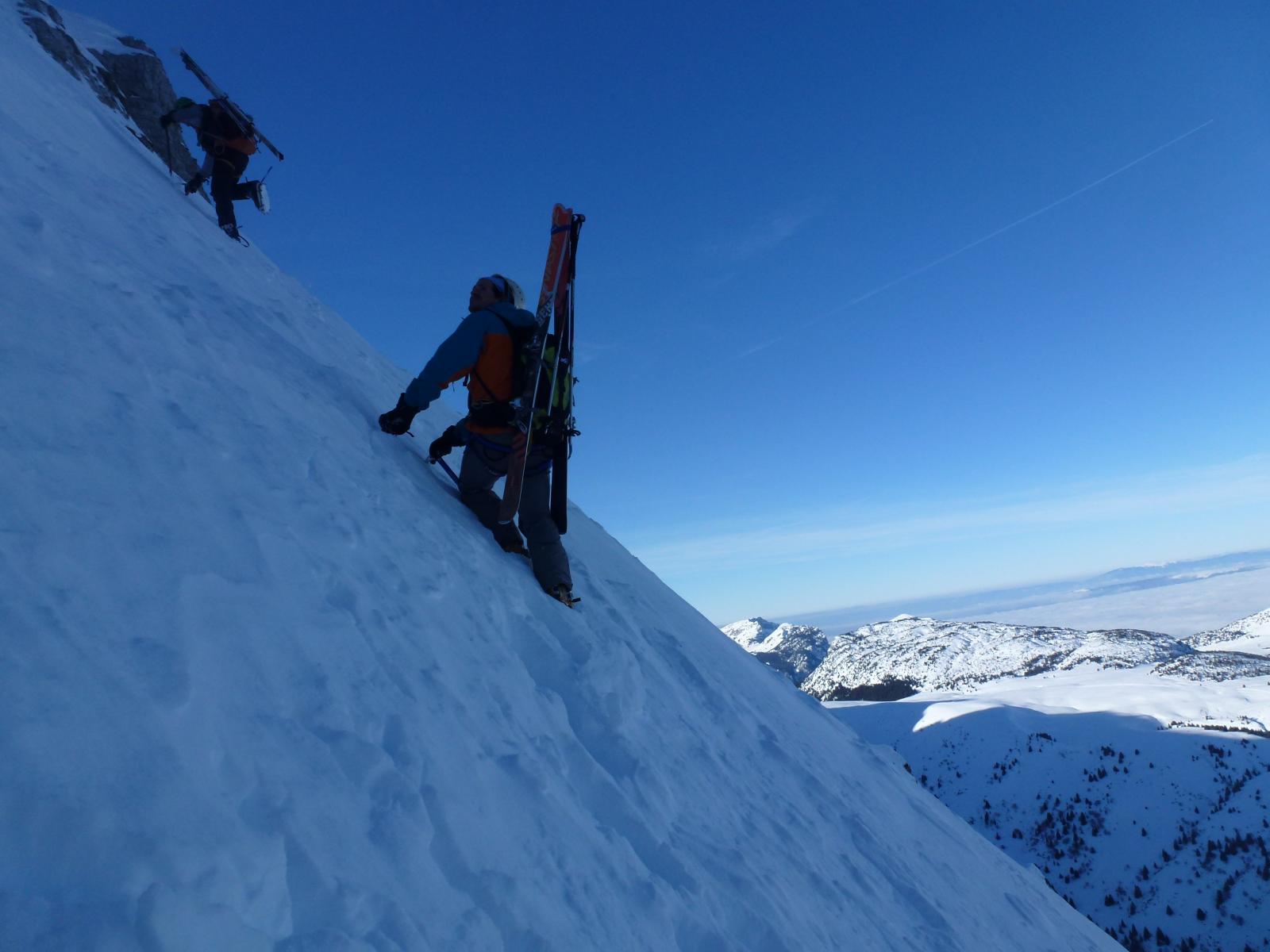 La Tour face N : ça commence à devenir pentu à en rejoignant la base rocheuse à droite en sortant du couloir