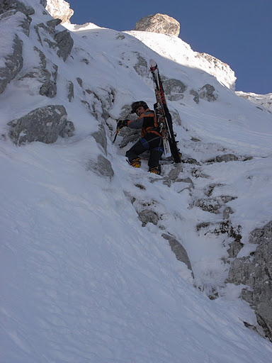 La Tour face N : Laurent qui préfère remettre les crampons, dans le premier passage "merdique" d'accés à la rampe . Pierre est passé skis aux pieds, avec le piolet .