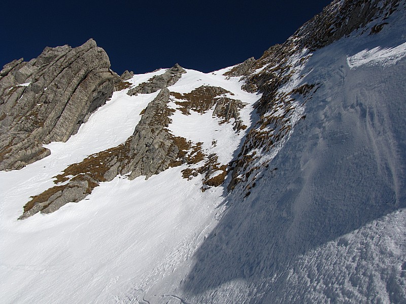 #2 Haut du couloir : passage possible par la gauche ou la droite Haut du couloir : passage possible par la gauche ou la droite