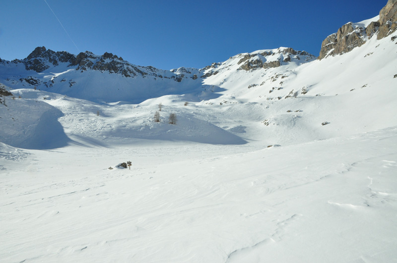 #4 Lac du Lauzon : Lac du Lauzon en bas, Col du Lauzon à droite. On voit encore les panneaux directionnels pour ceux qui ont peur de se perdre ! Lac du Lauzon : Lac du Lauzon en bas, Col du Lauzon à droite. On voit encore les panneaux directionnels pour ceux qui ont peur de se perdre !