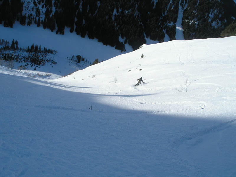 #3 Sous le couloir : Sous le couloir de la bonne neige poudreuse sur fond dur Sous le couloir : Sous le couloir de la bonne neige poudreuse sur fond dur
