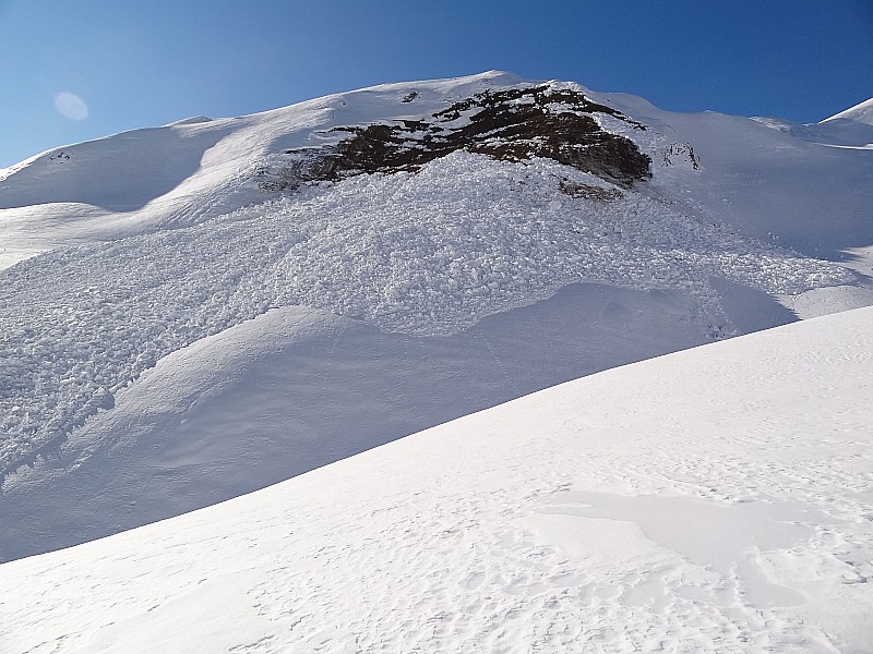 #2 Avalanche de plaque : Avalanche partie vers la cote 2200 au dessus du ruisseau des chaumes Avalanche de plaque : Avalanche partie vers la cote 2200 au dessus du ruisseau des chaumes