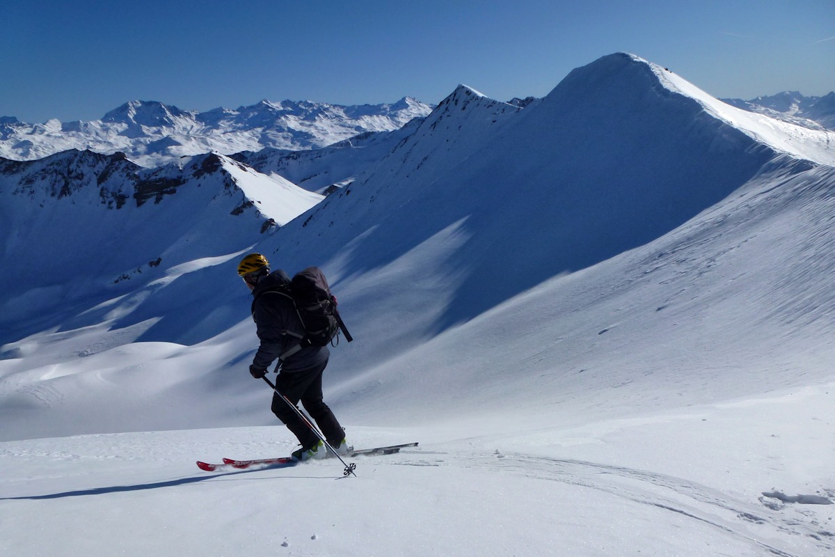 #8 La première descente du jour : Nous avons trouvé sur la crête un point de départ abrité avec une neige douce. La première descente du jour : Nous avons trouvé sur la crête un point de départ abrité avec une neige douce.