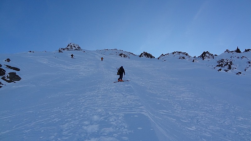 #13 Sous le pic : On s Sous le pic : On s'est tous retrouvé là, mais seul ceux qui avaient des crampons sont montés...
