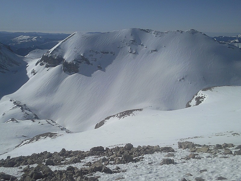 #7 du sommet : Au-delà des pierres, côté Rougnoux, il reste encore de belles pentes à tracer. du sommet : Au-delà des pierres, côté Rougnoux, il reste encore de belles pentes à tracer.