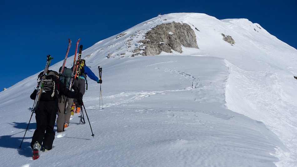 Sous le sommet : de vieilles traces de skis devant nous