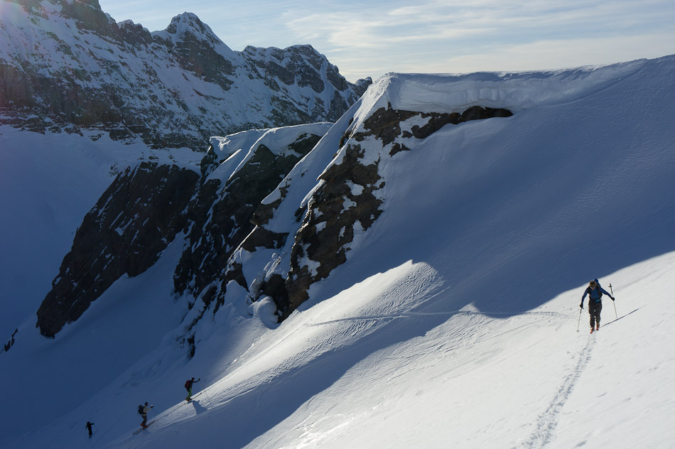 #19 Remontée vers la Couarre : l Remontée vers la Couarre : l'aiguille du Criou au fond