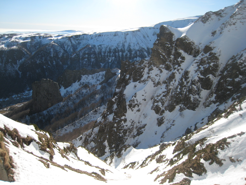 #4 Aiguilles du Diable : belle ambiance quand on passe au pied par ce couloir Aiguilles du Diable : belle ambiance quand on passe au pied par ce couloir
