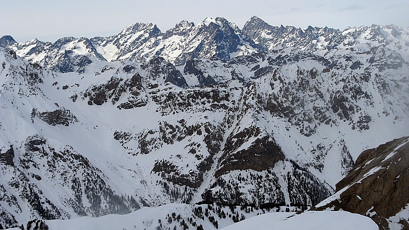 #3 Panorama sommital : Couloir SE du Petit Puy et les Ecrins en arrière plan Panorama sommital : Couloir SE du Petit Puy et les Ecrins en arrière plan