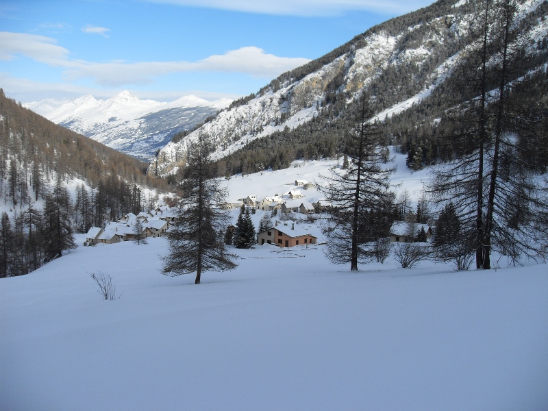 #3 Les Ayes : Pente au-dessus du village, le vent a bien accumulé la neige, ça brasse. Les Ayes : Pente au-dessus du village, le vent a bien accumulé la neige, ça brasse.